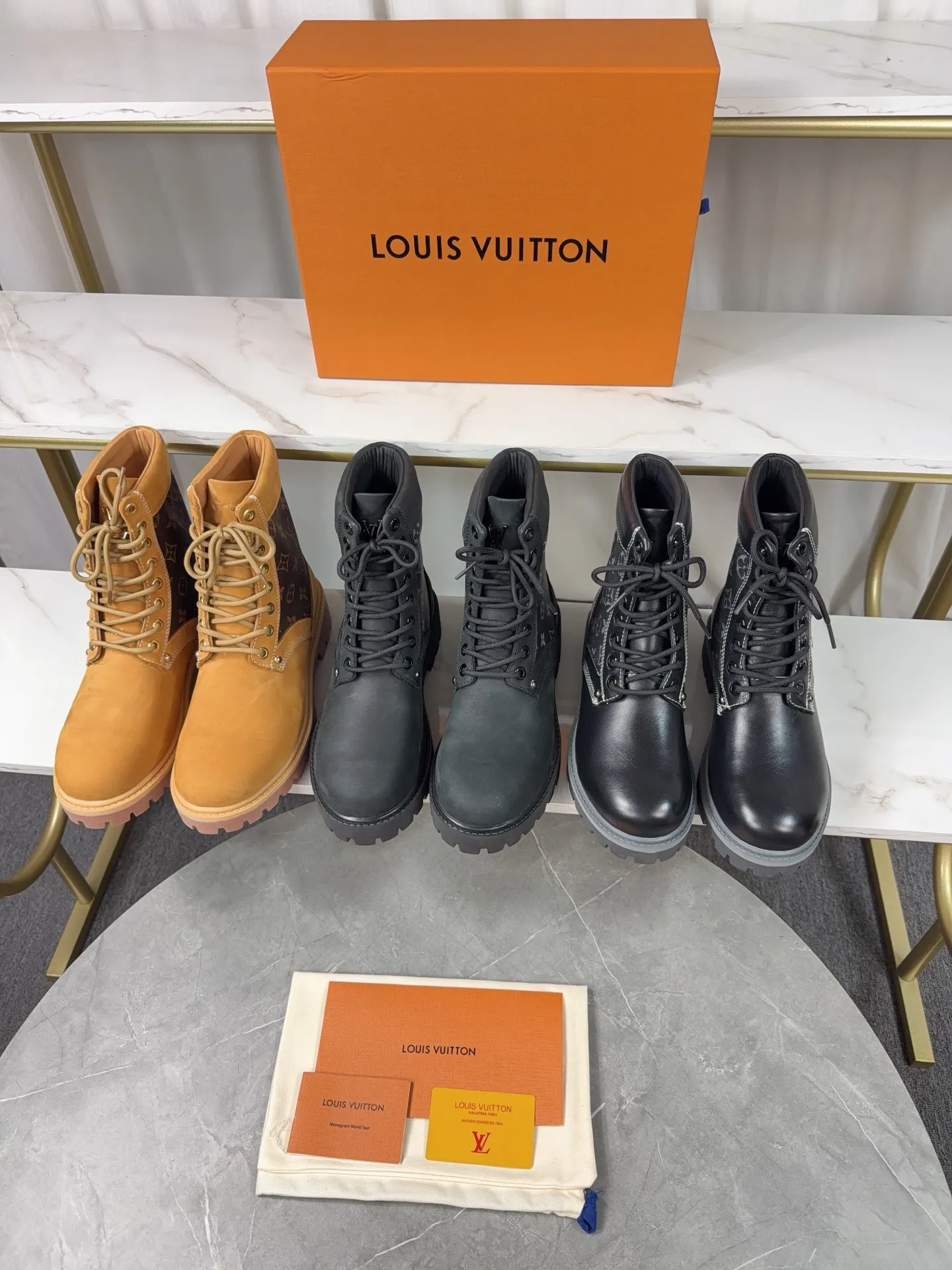 p720🐮🐮2025 top version: couple style LV presbyopia, embossed rhubarb boots, ankle boots, embossed waterproof nubuck cowhide boots, relying on the brand's exquisite craftsmanship to carefully reshape the classic T 6-inch boot shape in Italy to create an American-style autumn and winter men's and women's wear show. The original laces and outsole are exquisitely detailed, and the leather label expresses the cooperation logo. Exquisite packaging at the delivery counter🛍📦 ▪️Fabrics: Original customized imported first-layer cowhide ▪️Inner lining: Original customized leather lining/mesh lining ▪️Outsole: Original molded anti-slip rubber material ▪️Sole thickness: 3.5CM ▪️Size: 35-40 for women and 39-46 for men